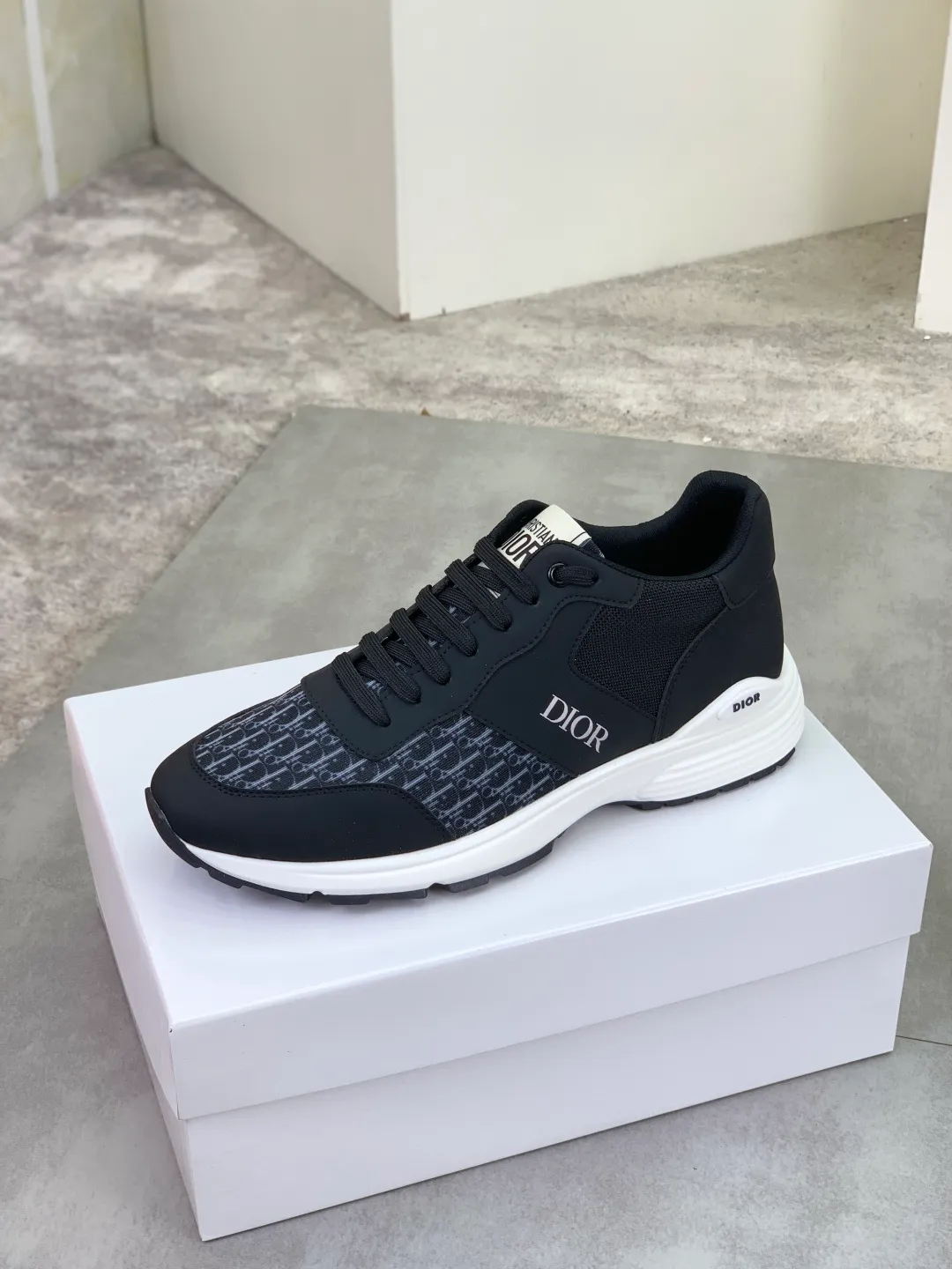 Men's shoes 💰P420 New Dior Chrono 2025 new product B30 series, in white and black fly woven series, decorated with computer-printed CD logo on both sides, star patch on the tongue and Dior logo on the heel, many details highlight the style. The interior is matched with the original color matching mesh, and the interior of the body is supported by low-temperature shaping sheets, and is filled with light feather cotton to keep the interior full and soft against the feet. The exclusive open-molded outsole adopts a one-piece molding process, so there is no need to worry about problems such as the opening and falling of sole decorative accessories. It is light and comfortable to wear, yet strong and wear-resistant. The two-color shoelaces are accessorized with exquisite metal five-pointed star pendants, creating a high-end, trendy and casual look at all times. Color: white black blue code number: 38-44 (45 customized)